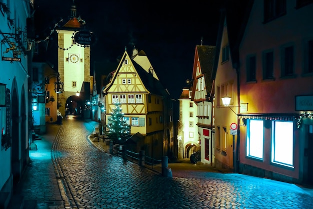 Ulica ozdobiona na Nowy Rok i Rynek Bożego Narodzenia w Rothenburg ob der Tauber Bawaria Niemcy 22 grudnia 2022