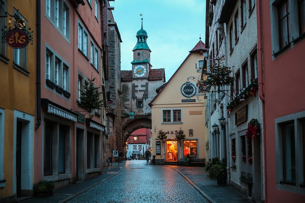 Ulica ozdobiona na Nowy Rok i Rynek Bożego Narodzenia w Rothenburg ob der Tauber Bawaria Niemcy 22 grudnia 2022