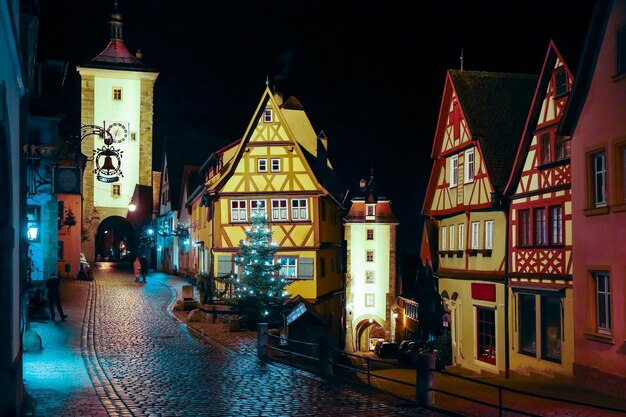 Ulica ozdobiona na Nowy Rok i Rynek Bożego Narodzenia w Rothenburg ob der Tauber Bawaria Niemcy 22 grudnia 2022