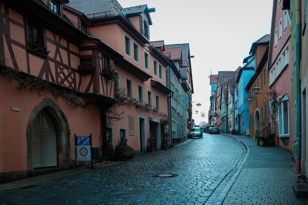 Zdjęcie ulica ozdobiona na nowy rok i rynek świąteczny w rothenburgu ob der tauber bawaria niemcy