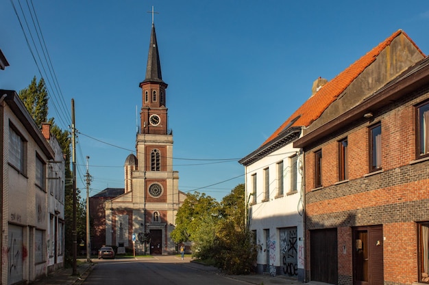 Zdjęcie ulica pośród budynków na czystym niebieskim niebie