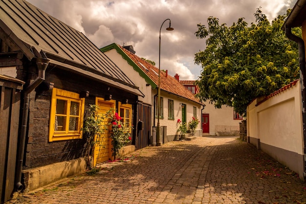 Ulica pośród budynków na tle nieba