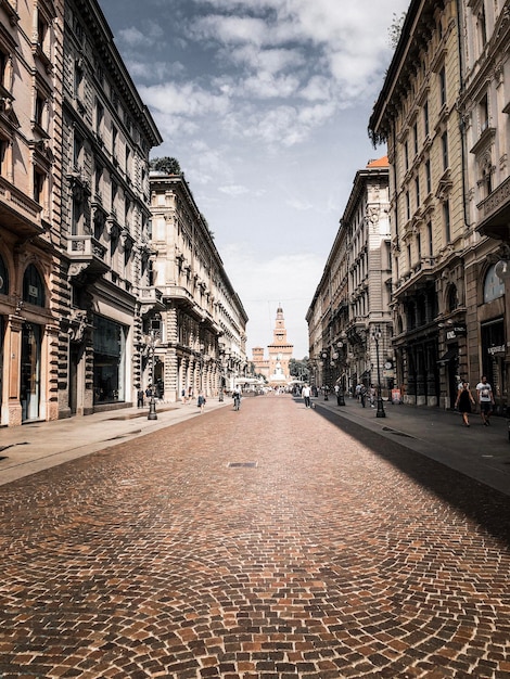 Ulica pośród budynków w mieście na tle nieba