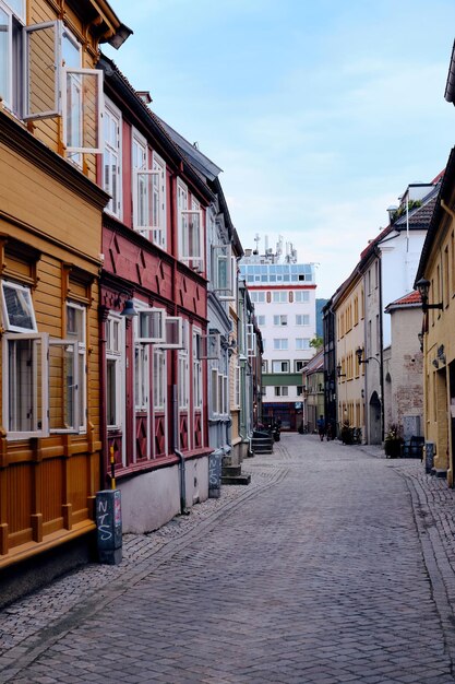 Zdjęcie ulica pośród budynków w mieście