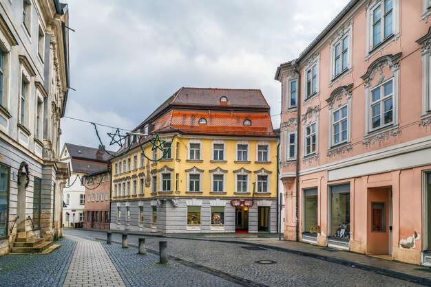 Zdjęcie ulica pośród budynków w mieście