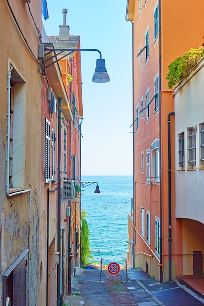 Ulica prowadząca do morza w Genova Nervi - nadmorski kurort w Ligurii, Genua, Włochy