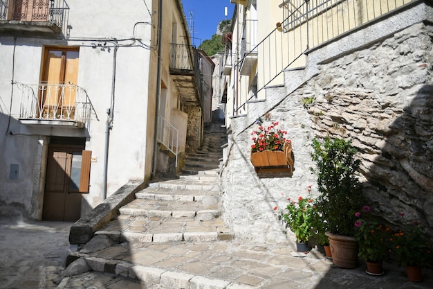 Ulica w historycznym centrum Castelsaraceno, starego miasta w regionie Basilicata we Włoszech