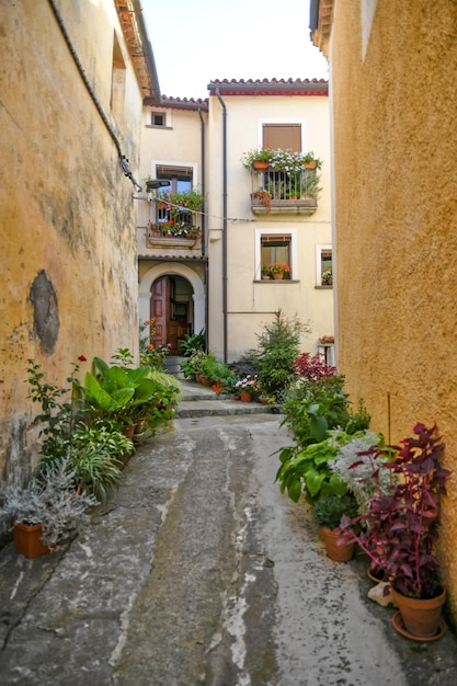 Ulica w historycznym centrum Rivello, średniowiecznego miasta w regionie Basilicata we Włoszech