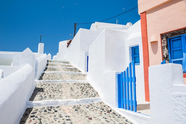 Ulica w mieście Fira. Biała architektura na wyspie Santorini, Grecja. Piękny letni krajobraz