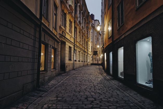 Zdjęcie ulica w starym mieście w nocy