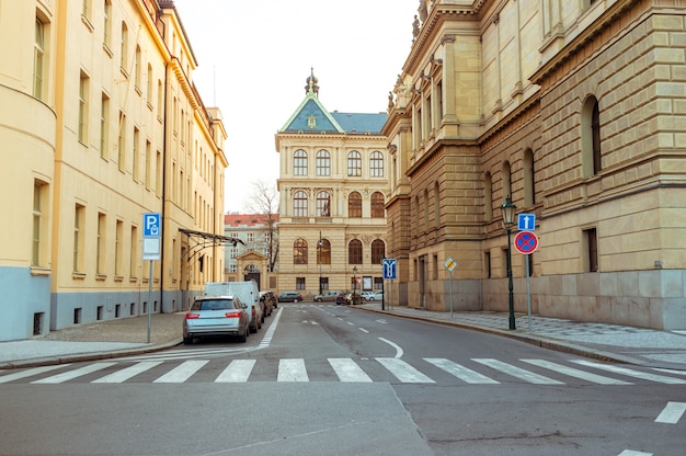 Ulica z antycznymi budynkami w centrum Praga, republika czech