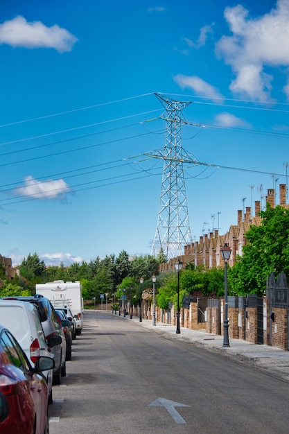 Ulica z linią samochodów i linią energetyczną