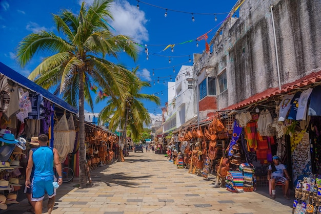 Ulica z palmami i sklepami z torbami w Playa del Carmen Yukatan w Meksyku