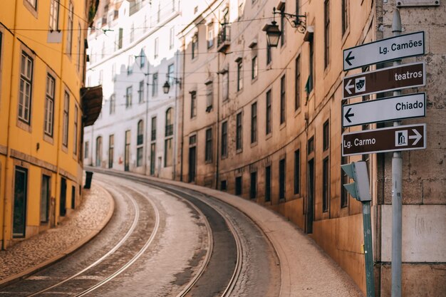 Zdjęcie ulica z torami tramwajowymi i chodnikiem idzie w górę lizbona portugalia