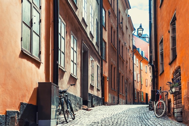 Ulica ze starymi kolorowymi budynkami w dzielnicy Stare Miasto w Sztokholmie, Szwecja