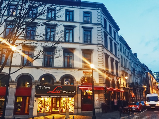 Ulice Brukseli stolica Belgii europejska architektura i historyczne budynki nocą