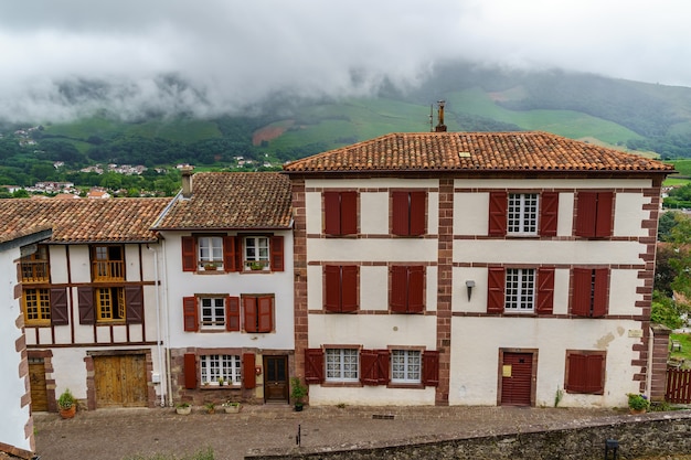 Ulice, Domy I Typowa Architektura Wioski San Juan Pie De Puerto We Francuskim Kraju Basków. Francja