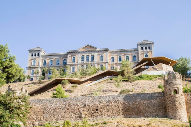 Zdjęcie ulice i place średniowiecznego miasta toledo, hiszpania