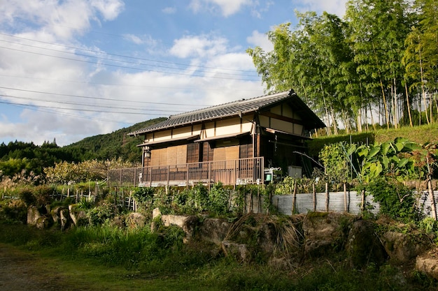Ulice i tradycyjne japońskie domy w mieście Magome Juku wzdłuż szlaku Nakasendo w dolinie Kiso