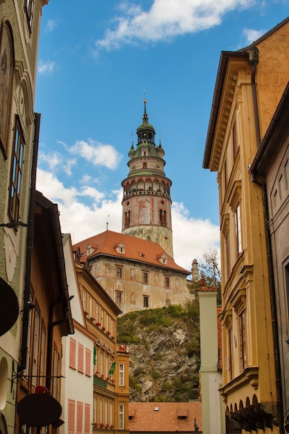 Ulice miasta i piękny stary zamek na wzgórzu