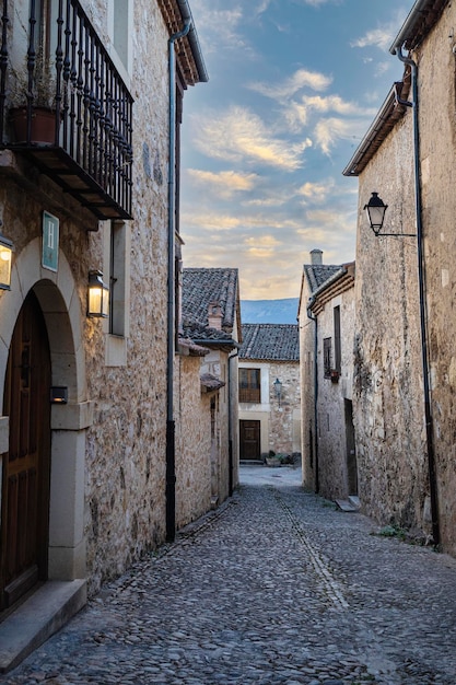 Ulice Pedraza w Segowii, Castilla y Len, Hiszpania. Pedraza, średniowieczne miasto otoczone murami