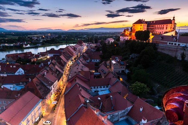 Ulice Ptuj i zamek Ptuj w Słowenii o zachodzie słońca