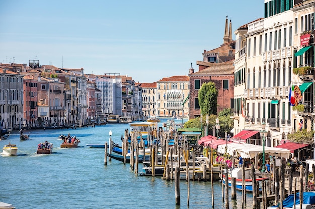 Ulice starożytnego miasta Piękny widok tradycyjnej gondoli na canal grande Wenecja Włochy