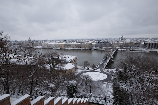 Ulice stolicy Budapesztu po nocy padającej z dużą ilością śniegu