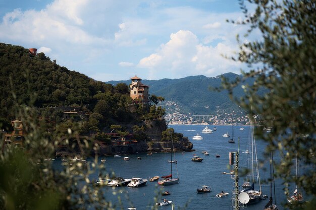 Ulice, zatoki i jachty na uroczym wybrzeżu Portofino w północnych Włoszech w letni dzień