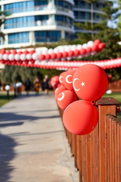 Ulicę zdobią czerwone balony z emblematem flagi Turcji
