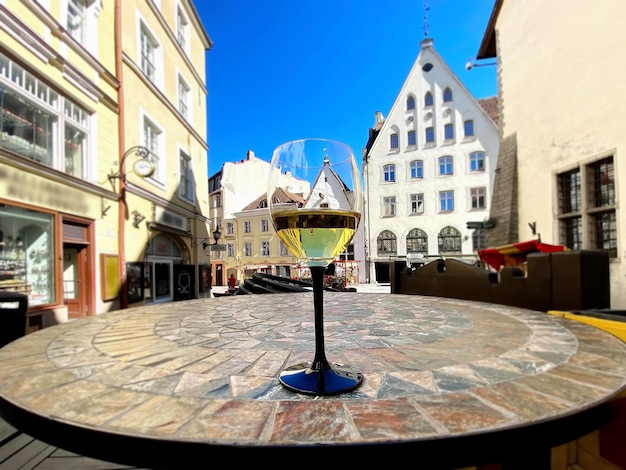 uliczna kawiarnia kieliszek wina i filiżanka kawy na stole na starym mieście w Tallinie