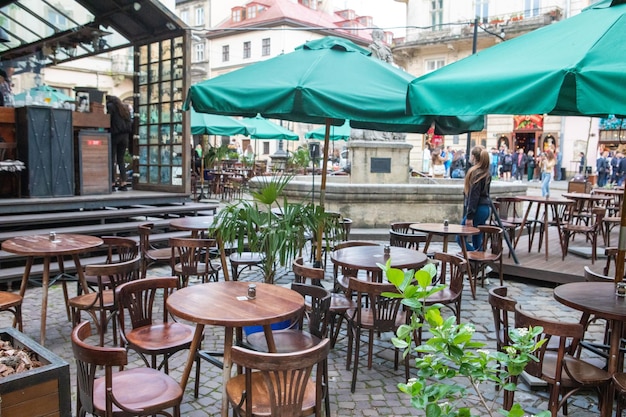 Uliczna kawiarnia na świeżym powietrzu z pustymi stolikami do kopiowania