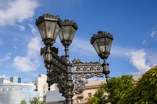 Uliczna lampa elektryczna retro stylizowana na metal i szkło