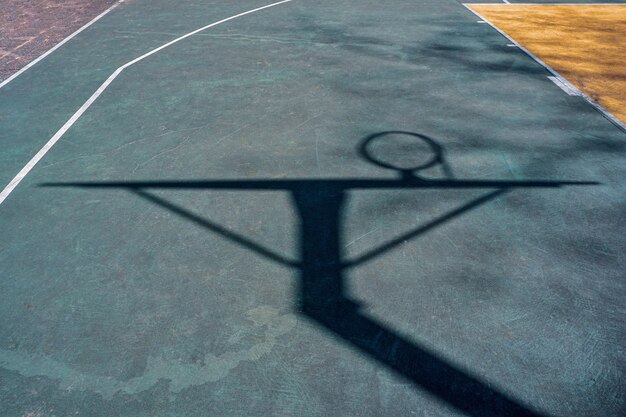 Uliczna obręcz do koszykówki cienie na boisku