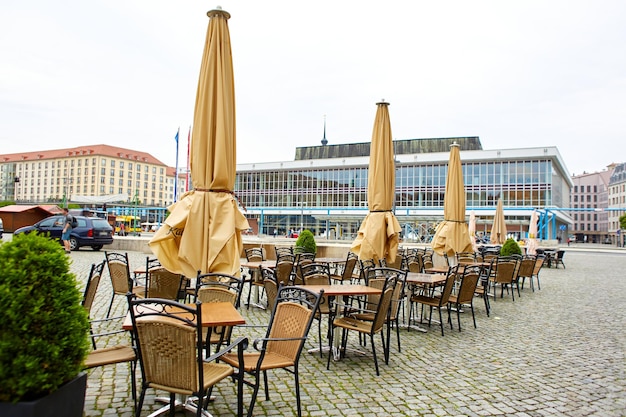 Uliczna restauracja położona wśród pięknej architektury na ulicy w Dreźnie