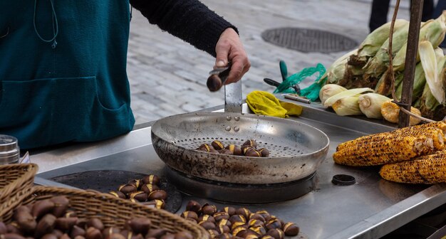 Uliczne jedzenie Piec na grillu słodka kukurudza i kasztany Ermou ulica Ateny Grecja