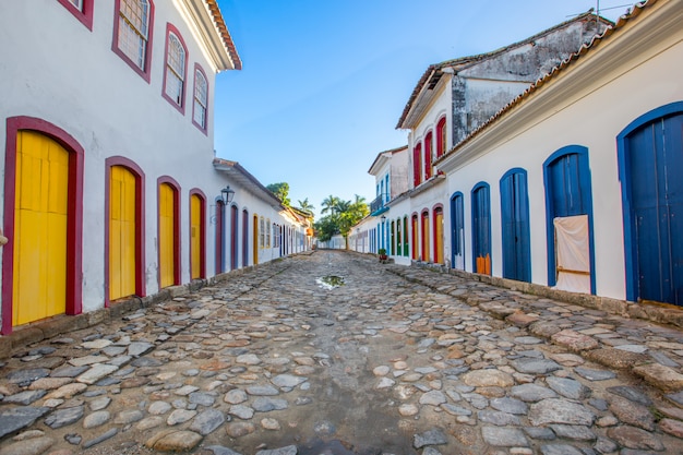Uliczni i starzy portuguese kolonialni domy w historycznym śródmieściu w Paraty, stan Rio De Janeiro