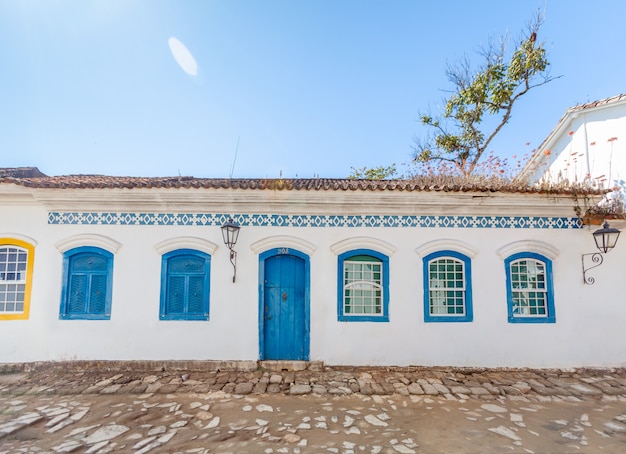 Uliczni i starzy portuguese kolonialni domy w historycznym śródmieściu w Paraty, stan Rio De Janeiro