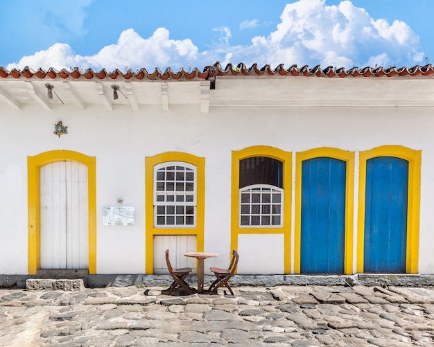 Uliczni i starzy portuguese kolonialni domy w historycznym śródmieściu w Paraty, stan Rio De Janeiro