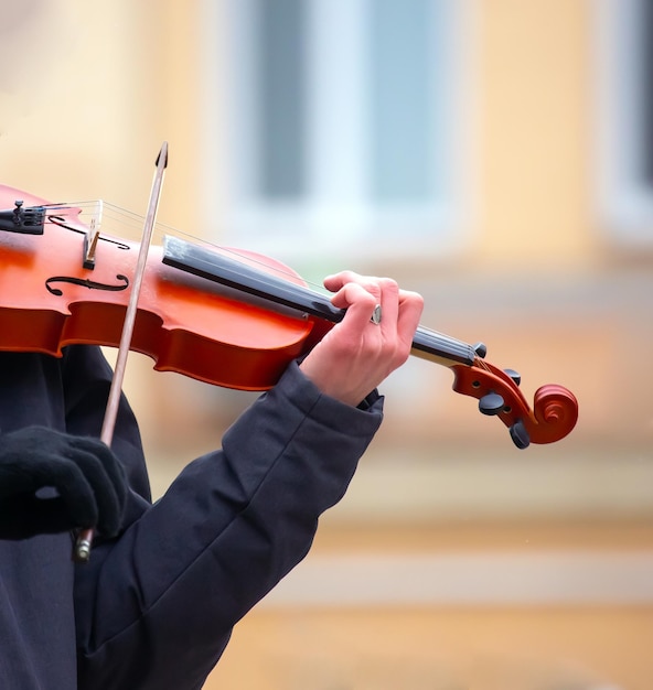 Uliczny muzyk grający na skrzypcach Twórczość muzyczna Instrument muzyczny smyczkowy