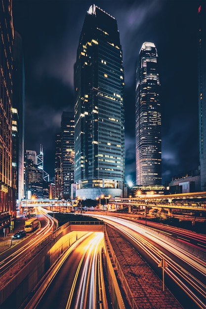 Uliczny ruch drogowy w Hong Kong przy nocą