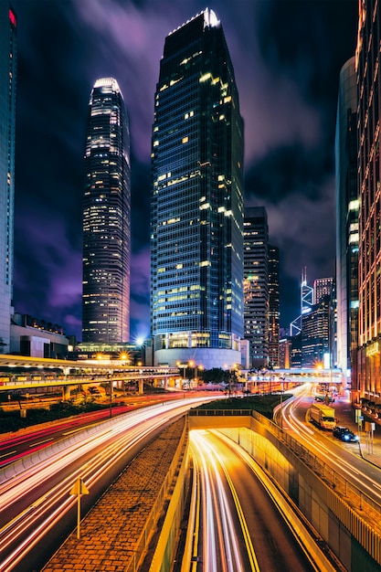 Uliczny ruch drogowy w Hong Kong przy nocą