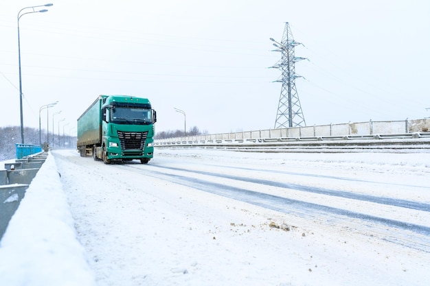 Uljanowsk Rosja 13 lutego 2022 r. Ciężarówka z naczepą, ciągnik siodłowy i naczepa do przewozu ładunków Transport ładunków w trudnych zimowych warunkach na śliskich oblodzonych i zaśnieżonych drogach