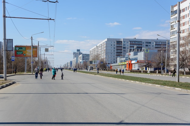 Uljanowsk, Rosja-20 Kwietnia 2019: Miasto Bez Samochodów. Na Planecie Skończyła Się Benzyna. Krańcowe Ceny Paliw. Ekologiczne Miasto Bez Szkodliwych Emisji Z Samochodów. świeże Powietrze. Słoneczny Dzień.