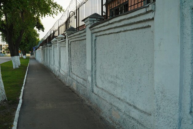 Uljanowsk Rosja Chodnik Wzdłuż Jasnej ściany O Otynkowanej Powierzchni Na Ulicy Marata