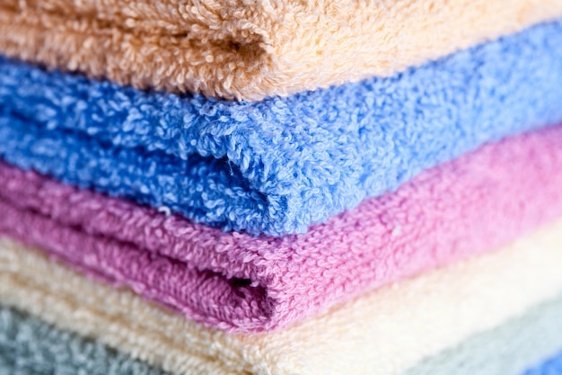 Ułożone kolorowe ręczniki