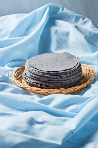 Ułożone w stos meksykańskie niebieskie tortille, wykonane z niebieskiej kukurydzy.