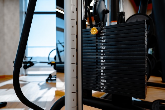 Ułożone żelazne talerze maszyny do ćwiczeń w siłowni