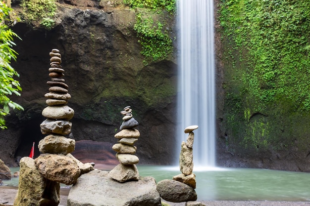 Ułożony kamień zen w wodospadzie Tibumana w Ubud Bali Indonezja Słynny cel podróży