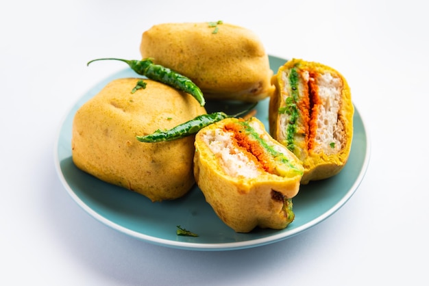 Ulta Vada Pav jest zrobiona z pikantnej nadziewanej ziemniakami bułki zwanej pav wewnątrz vada wewnątrz na zewnątrz wada pao